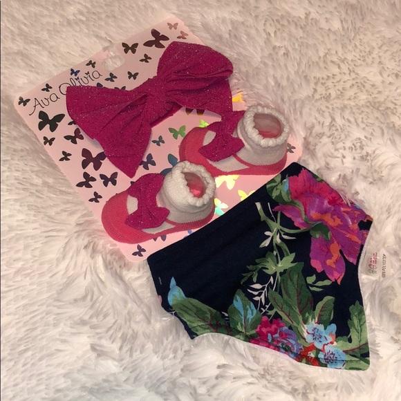 Ava Olivia baby bib, booties & hair bow set (3PCS) - Picture 2 of 4